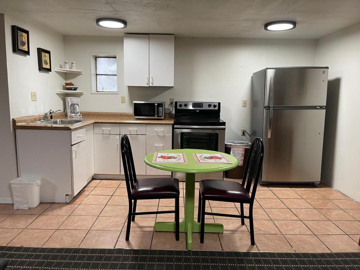 HOTEL ANNIE OAKLEY MOTEL OAKLEY, KS 2* (United States) - from US$ 52 |  BOOKED